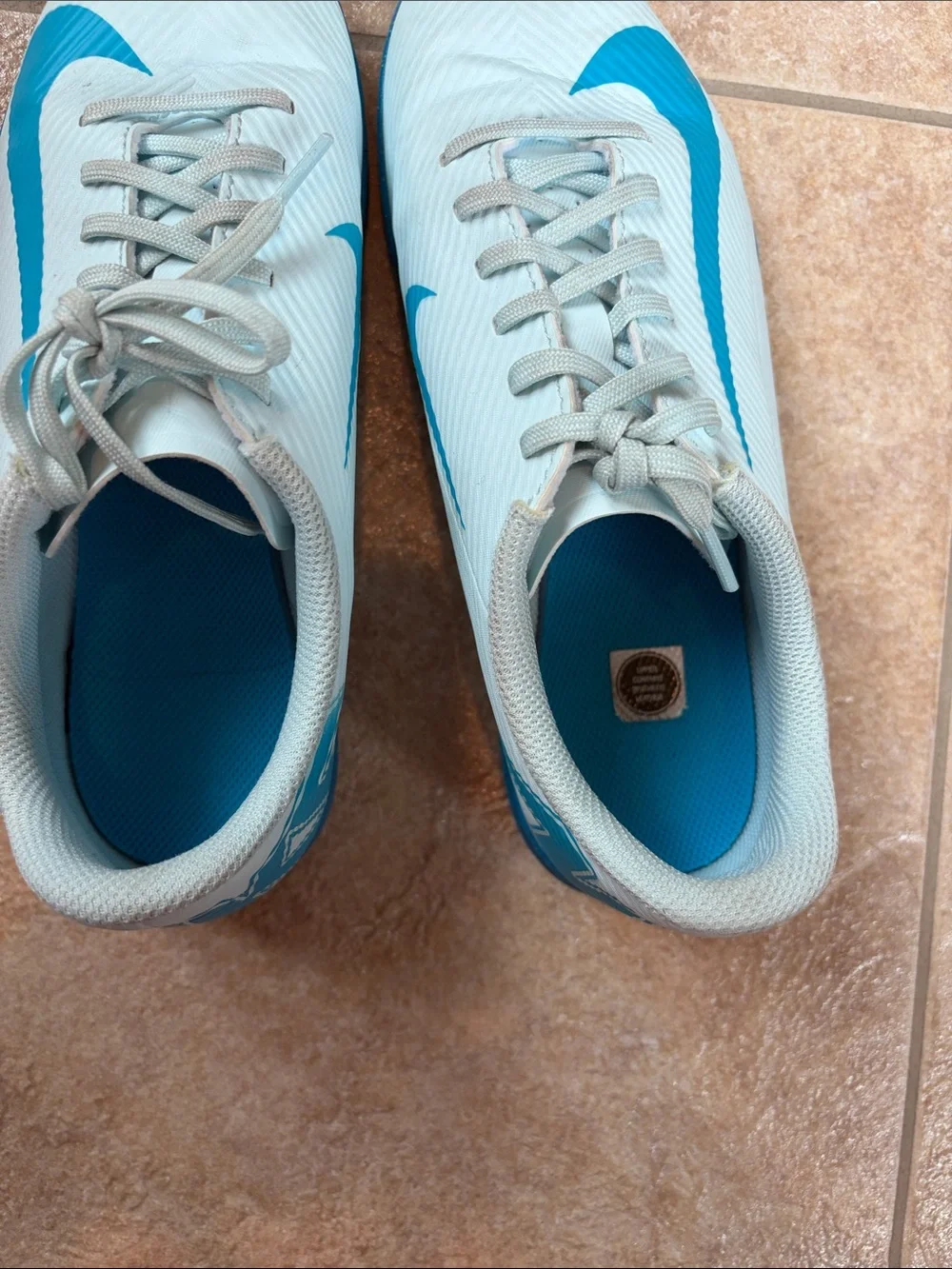 Nike Mercurial Vapor 16 Club indoor soccer sneakers